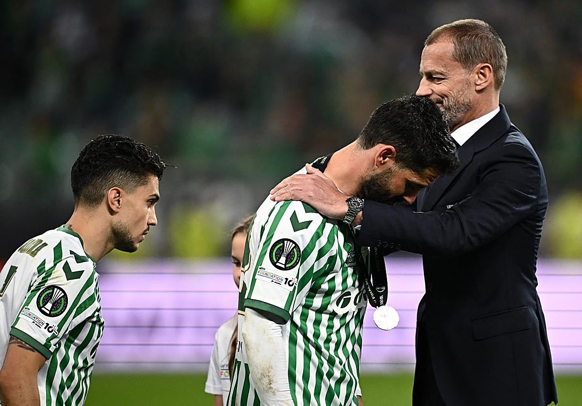 Isco y Marc Bartra, cariacontecidos durante la entrega de medallas.