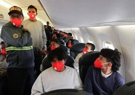 Migrantes venezolanos deportados de Estados Unidos, a su llegada este martes al Aeropuerto Internacional Simón Bolívar, en La Guaira.