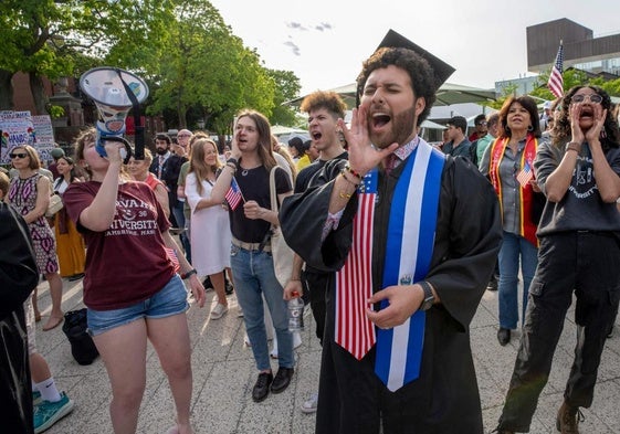 Estudiantes americanos de Harvard se manifiestan a favor de los alumnos extranjeros.