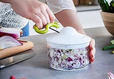 Esta picadora manual será imprescindible en tu cocina y cuesta menos de 20€