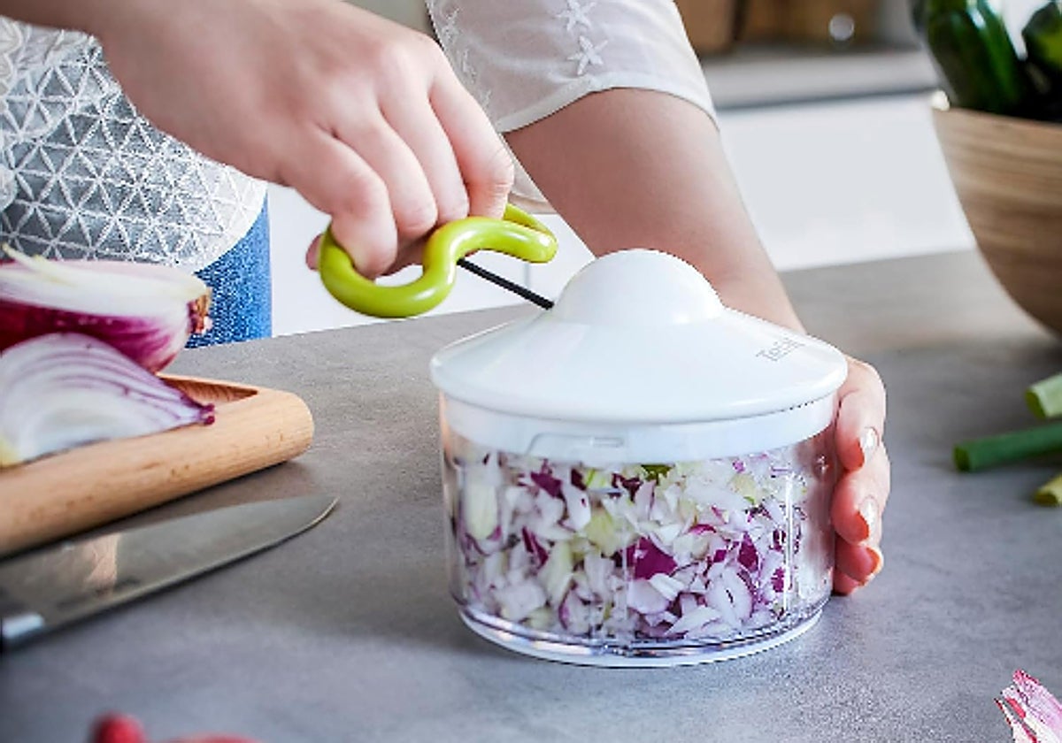 Esta picadora manual será imprescindible en tu cocina y cuesta menos de 20€