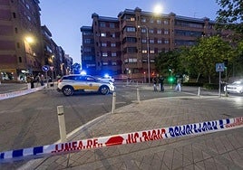 Imagen de la calle Dionisio Acedo, acordonada por la Policía, tras la reyerta mortal del pasado viernes.