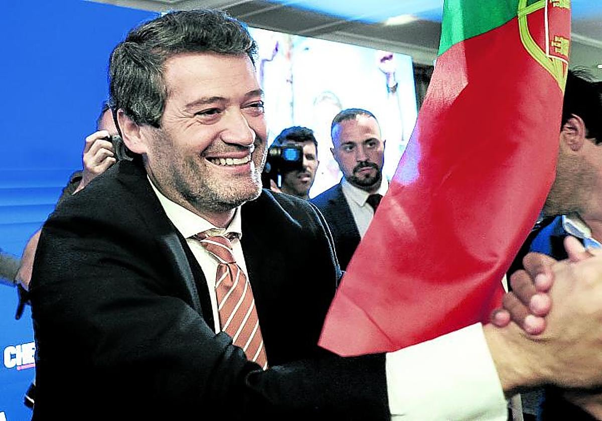 El líder ultraderechista portugués André Ventura celebra el resultado electoral.