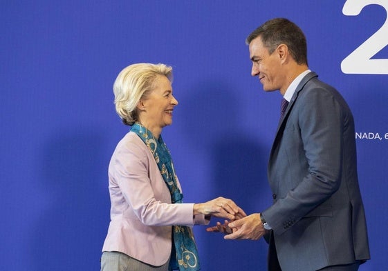 La presidenta de la Comisión Europea, Ursula von der Leyen y el presidente Pedro Sánchez, en una foto de archivo.