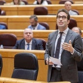 El ministro de Economía Carlos Cuerpo responde en el Senado sobre los problemas de la red ferroviaria y los fondos europeos.