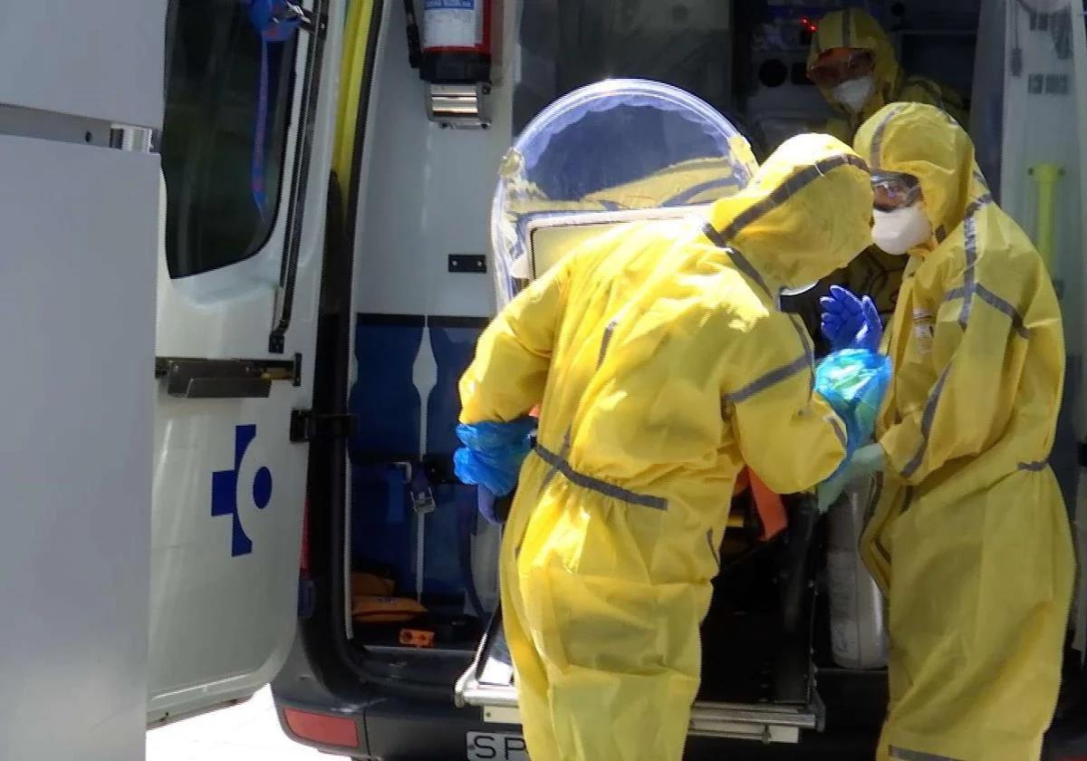 Foto de archivo de un paciente trasladado por un caso de fiebre hemorrágica de Crimea-Congo (F.H.C.C)