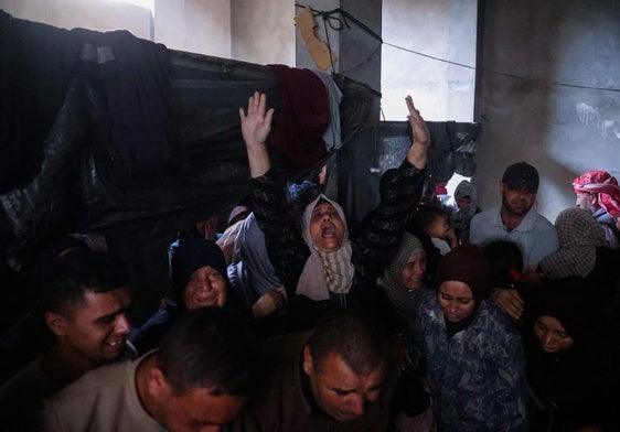 Palestinos lloran la muerte de una familia este jueves en Gaza.