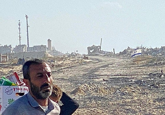 Un hombre y su hijo abandonan una zona de Gaza ocupada por el ejército israelí.