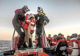 Un grupo de migrantes rescatados cerca de la isla de Lampedusa.