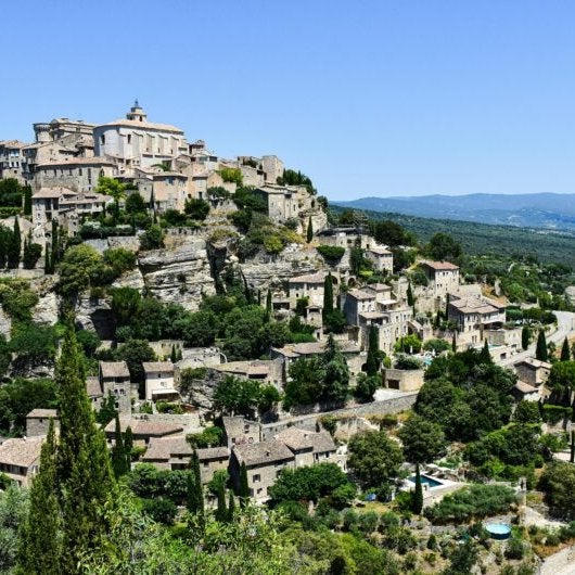 Este es el pueblo más bonito de la Provenza francesa: está en lo alto de una montaña con vistas espectaculares