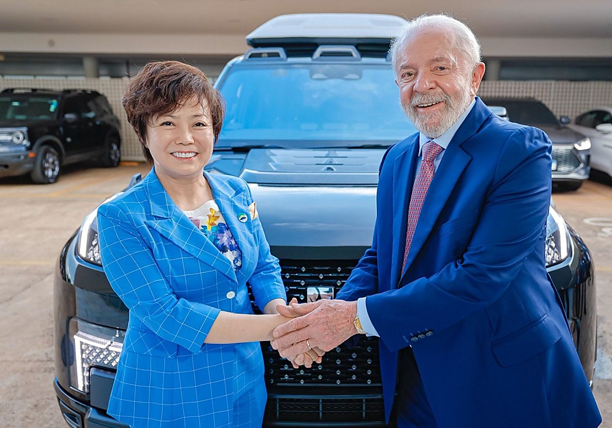 Los presidentes de BYD y Brasil, Stella Li y Luiz Inácio Lula, en el anuncio de la planta