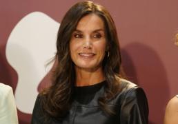 La reina Letizia reaparece con su look más inesperado: top crop y pantalones efecto piernas largas