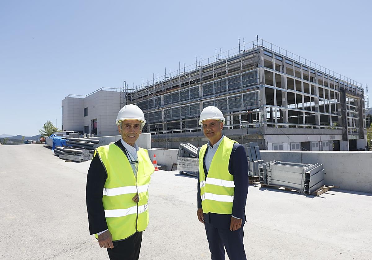 Roberto Beitia y Jon Arberas, presidente y director general de Sarenet, respectivamente, enseñan el nuevo 'data center' ubicado en el Parque Tecnológico de Zamudio.