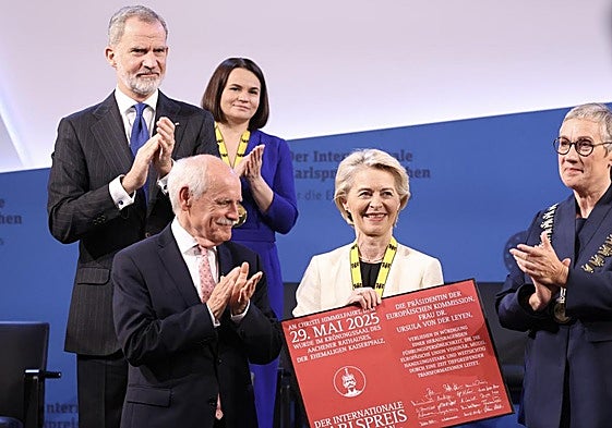 Ursula von der Leyen recibió este jueves el premio Carlomagno en la ciudad alemana de Aquisgrán.