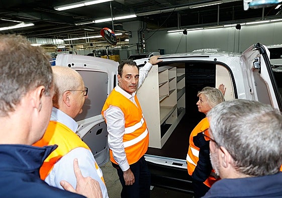 El CEO de Stellantis, Antonio Filosa, ante una furgoneta de la planta de Vigo