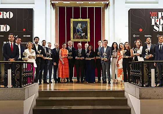  Foto de familia de Líderes con propósito 2. Manuel Mirat, CEO de Vocento, durante su intervención
