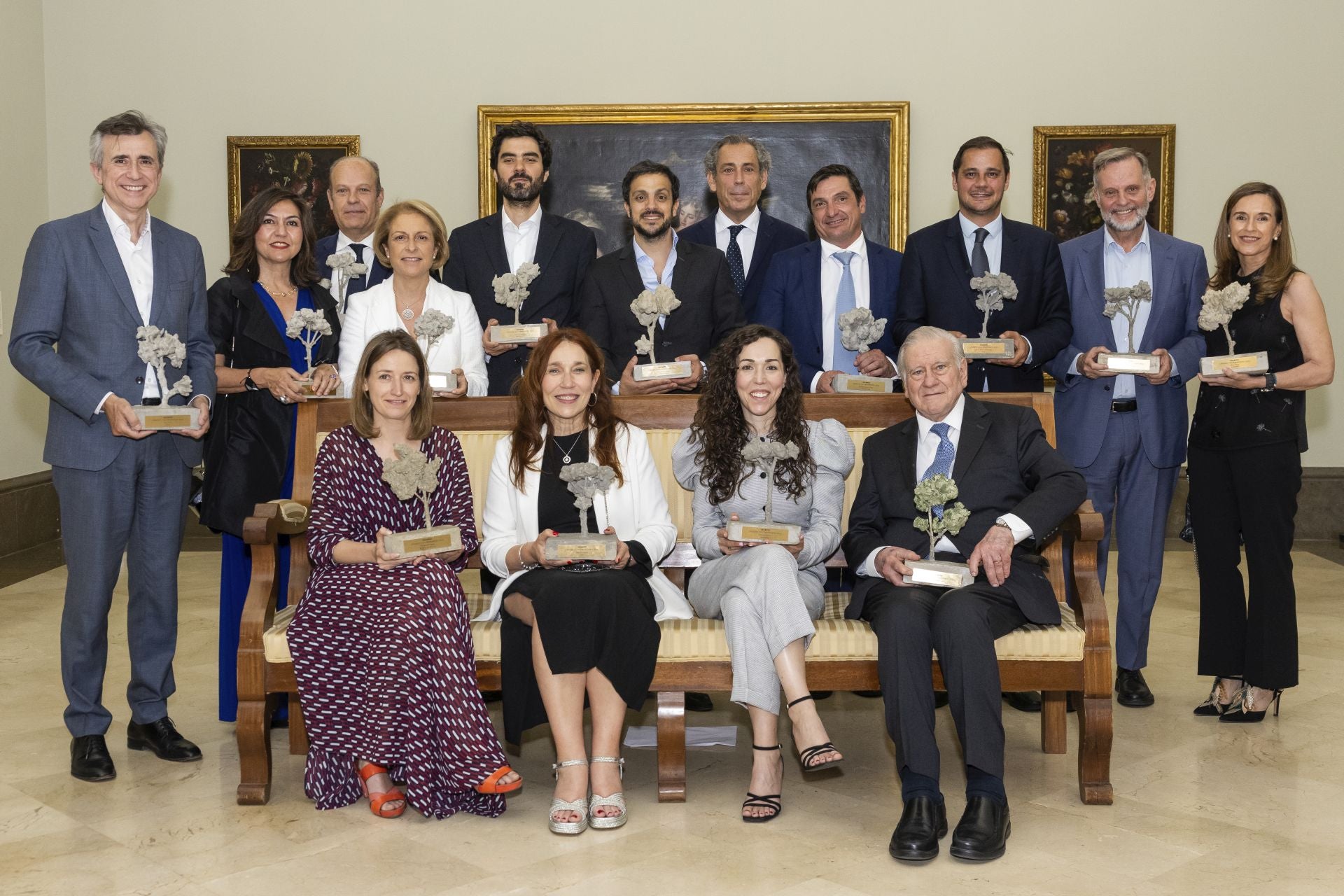 Foto de familia con las esculturas de árboles en un salón de la Real Academia de Bellas Artes.