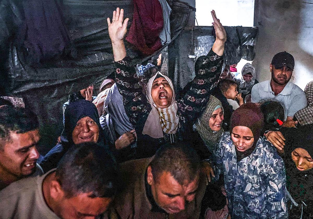 Palestinos lloran la muerte de una familia este jueves en Gaza.
