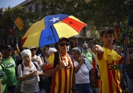 Decenas de personas durante la manifestación de ACN por la Diada de 2024, en Barcelona