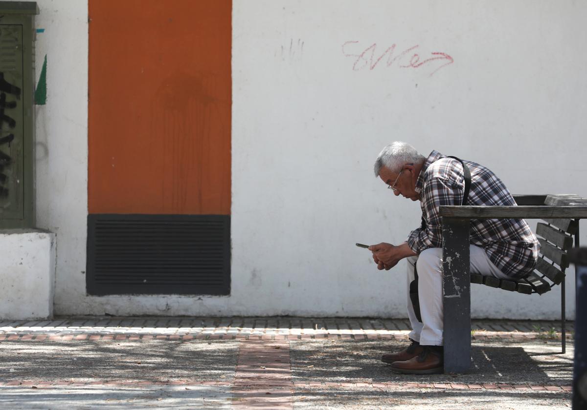 Un hombre sentado en un banco.