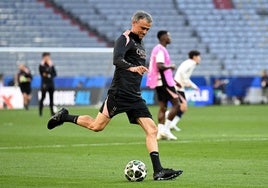 Luis Enrique golpea el balón durante el entrenamiento que el PSG llevó a cabo este viernes en el Allianz Arena.