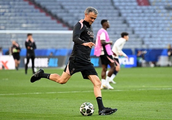 Luis Enrique golpea el balón durante el entrenamiento que el PSG llevó a cabo este viernes en el Allianz Arena.