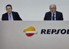 El presidente de Repsol, Antonio Brufau, junto con su CEO, Josu Jon Imaz, durante la Junta General de Accionistas.