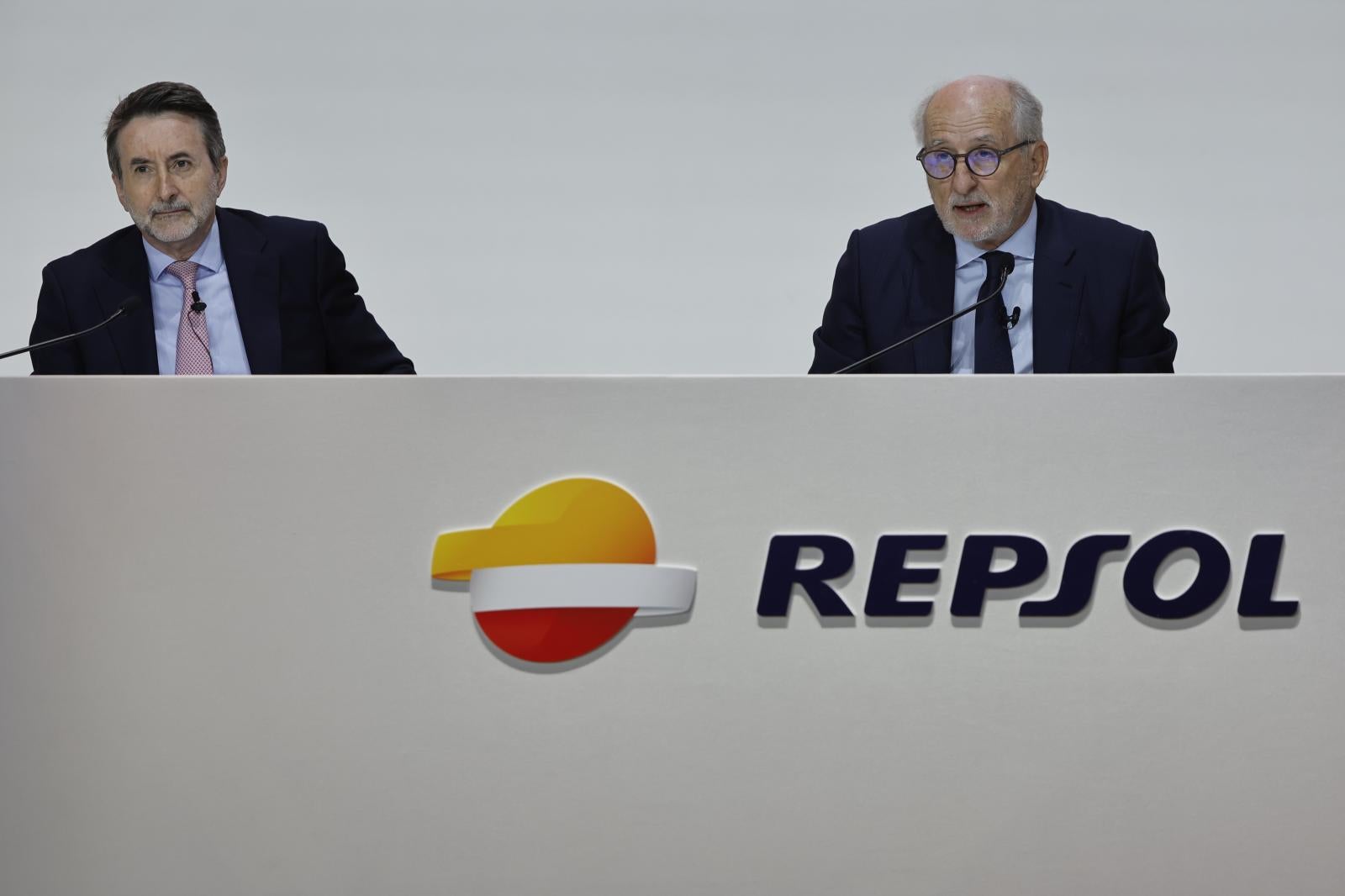El presidente de Repsol, Antonio Brufau, junto con su CEO, Josu Jon Imaz, durante la Junta General de Accionistas.