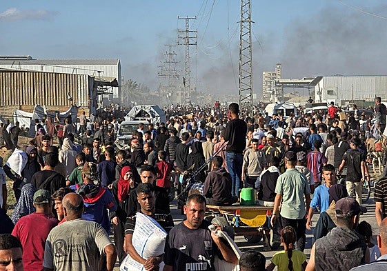 Palestinos en un punto de entrega de alimentos.