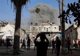 Columna de humo tras el impacto de una bomba israelí en Gaza.