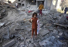 Una niña, entre los escombros, tras un bombardeo en Gaza.