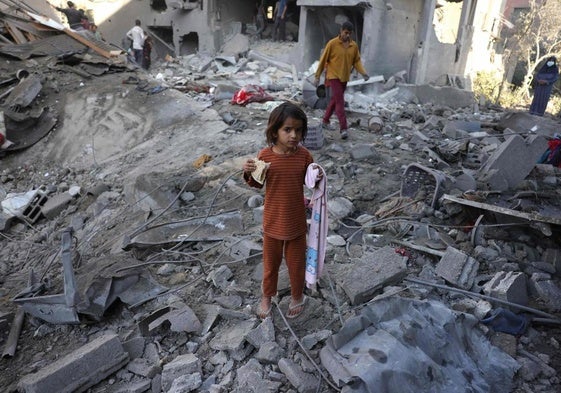 Una niña, entre los escombros, tras un bombardeo en Gaza.