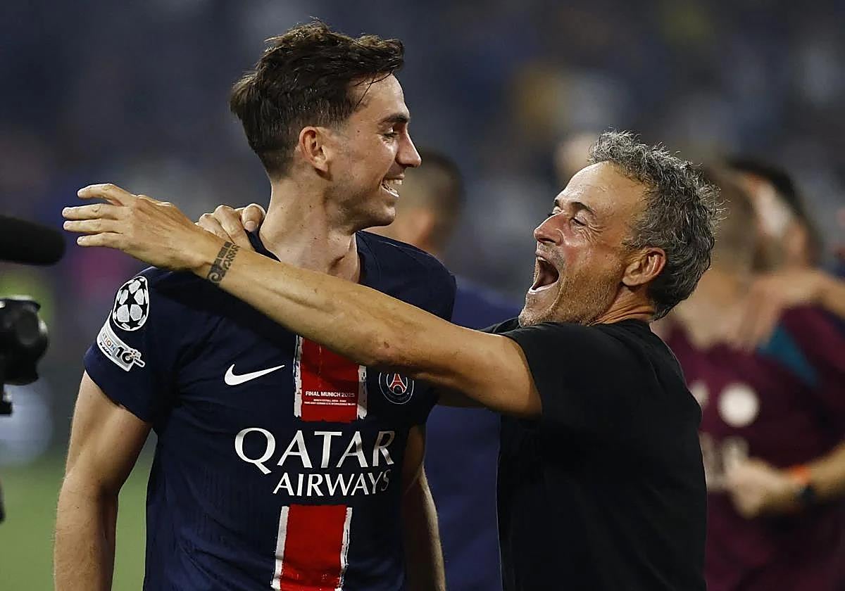 Fabián Ruiz se abraza a Luis Enrique tras conquistar el PSG la Champions.