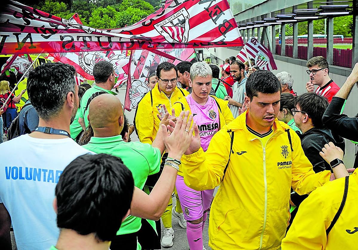 Paseíllo a los equipos participantes a su llegada a Lezama.
