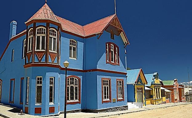 Edificios con tejados a dos aguas y estilo 'art nouveau'.