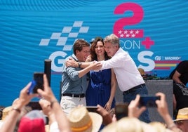 Almeida, Ayuso y Feijóo, durante el acto del PP en Madrid.