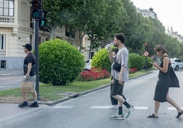 Un joven se refresca en Madrid, donde el termómetro superó los 35ºC.