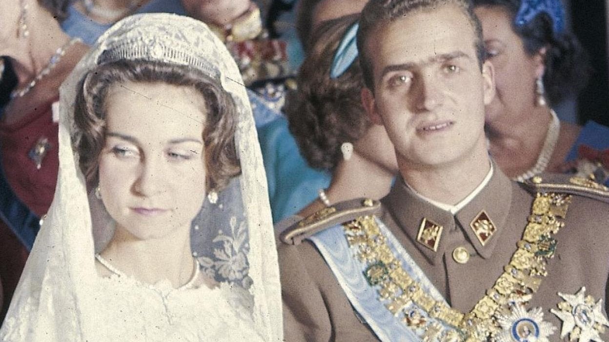 Las impresionantes joyas que se lucieron en la boda de Juan Carlos y Sofía hace 63 años: lote de pasar, tiaras y grandes broches