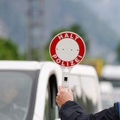 Un agente de policía controla una frontera alemana.