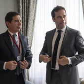 El ministro de Economía, Carlos Cuerpo, con el presidente de BBVA, Carlos Torres, en un foro financiero en 2024.