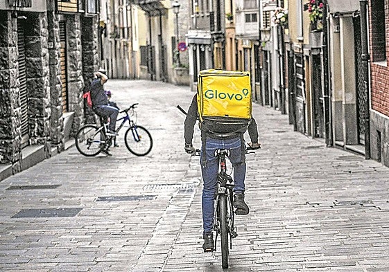 Un repartidor de Glovo en el Casco Viejo de Bilbao.