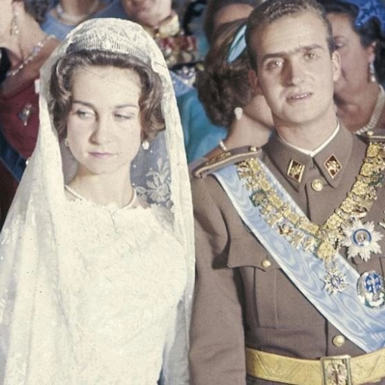 Las impresionantes joyas que se lucieron en la boda de Juan Carlos y Sofía hace 63 añosl