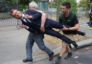 Militantes de Greenpeace roban la estatua de Macron del museo de cera de París