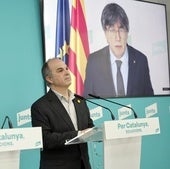 El secretario general de Junts, Jordi Turull, y la portavoz en el Congreso, Miriam Nogueras, durante una rueda de prensa acompañados por el presidente del partido, Carles Puigdemont.
