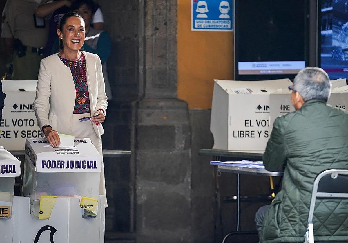 La presidenta mexicana, Claudia Sheinbaum, al votar el domingo en las elecciones judiciales.