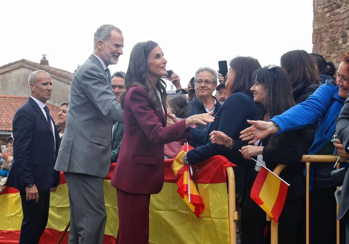 Los Reyes saludan a los vecinos en Brañosera.