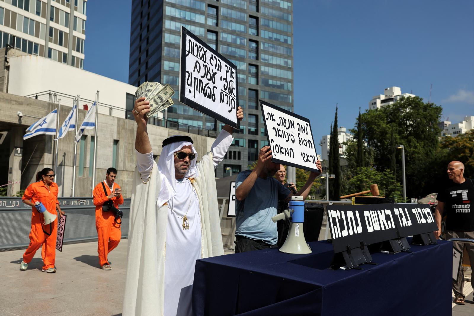 Protesta contra Netanyahu delante del tribunal de Tel Aviv donde es juzgadi.