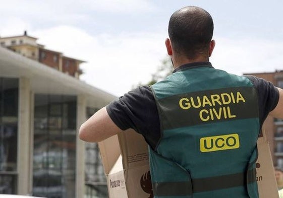 Un agente de la UCO de la Guardia Civil durante un operativo
