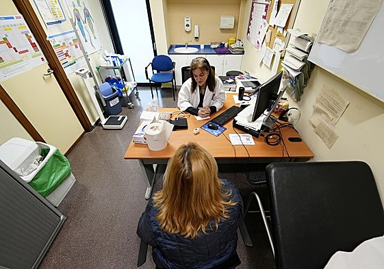 Un médico atiende a un paciente en un centro de salud.