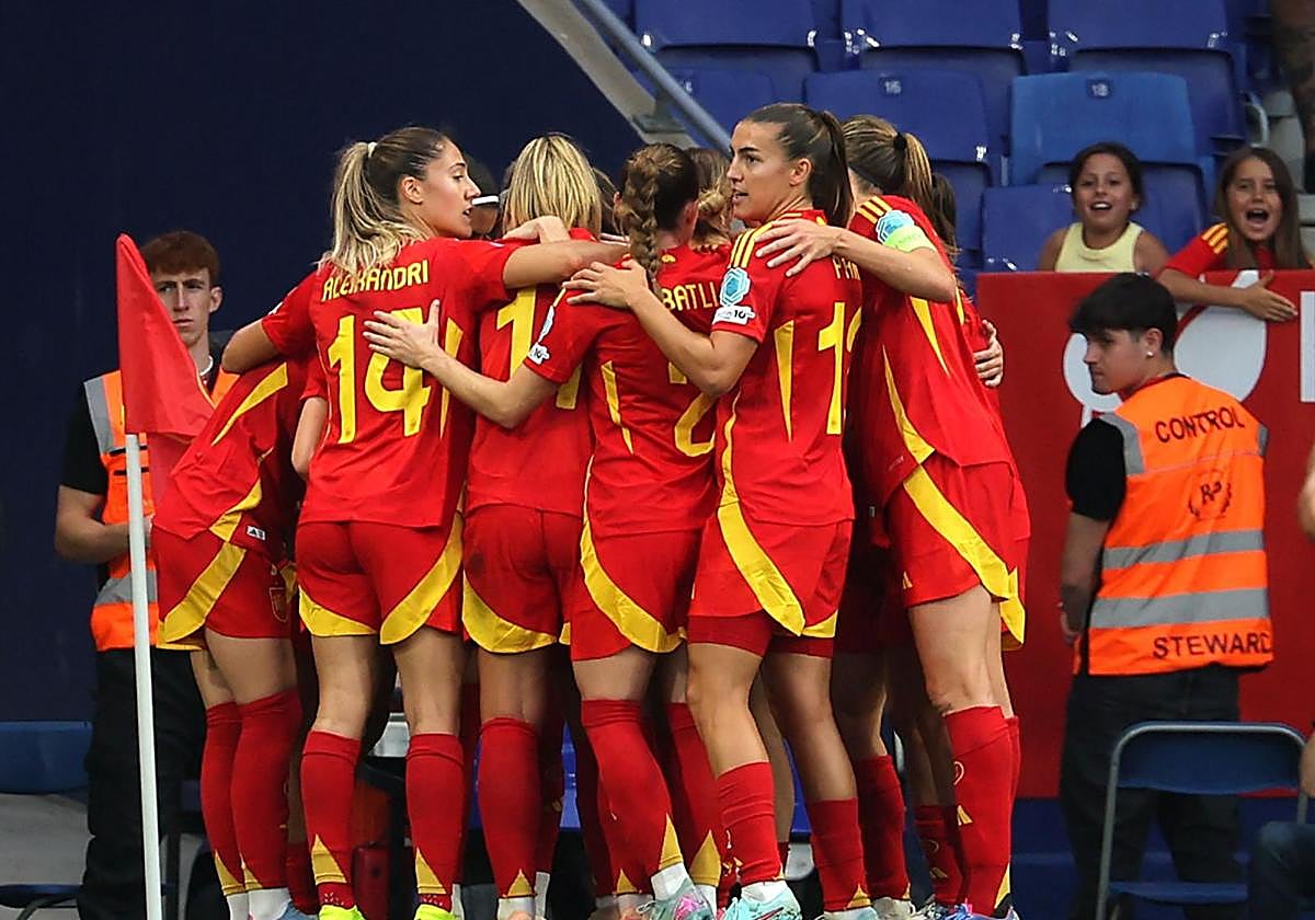 Las jugadoras españolas celebran uno de los dos goles de Claudia Pina.